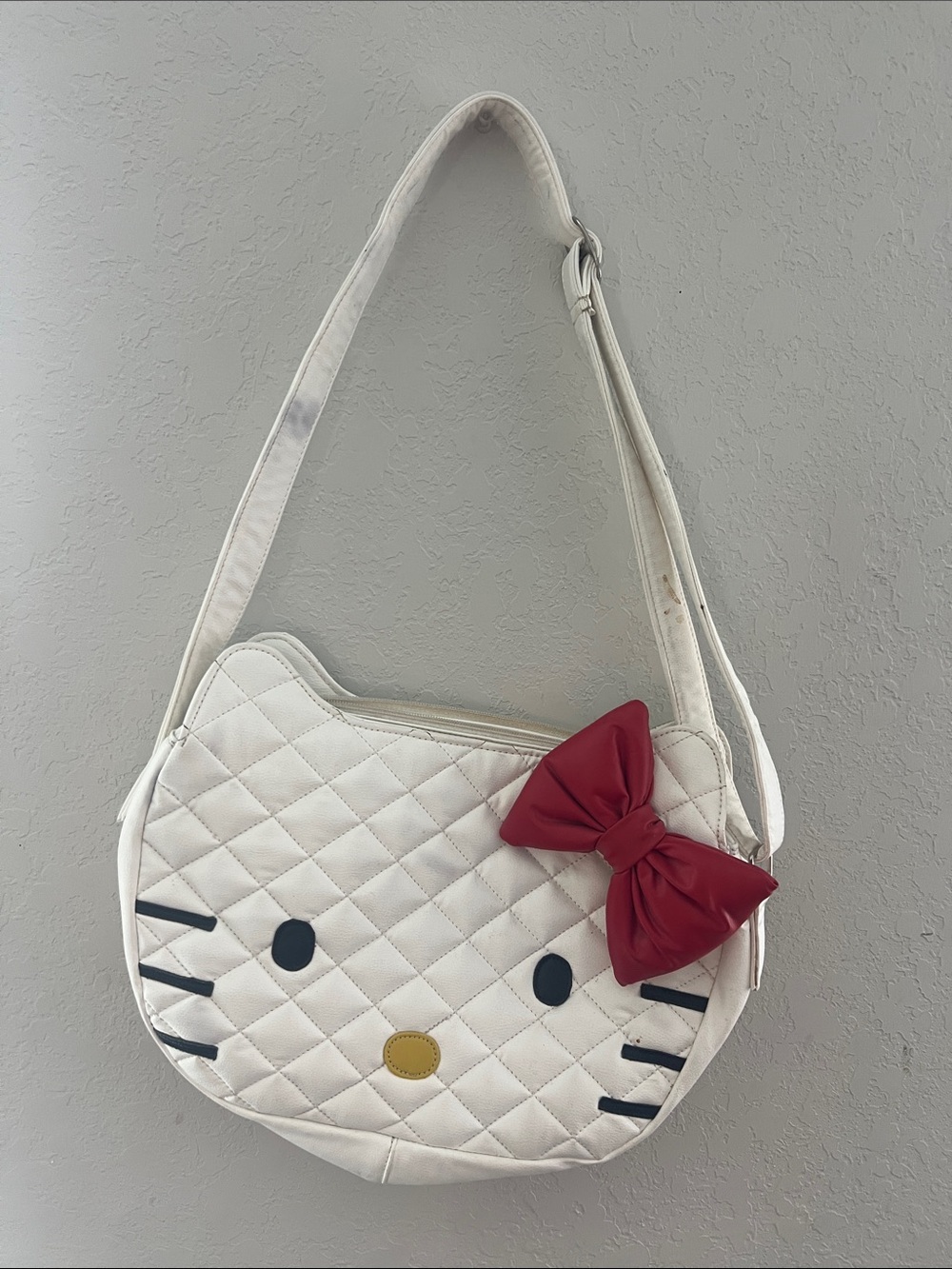 White Quilted HELLO KITTY Shoulder Bag with Red Bow